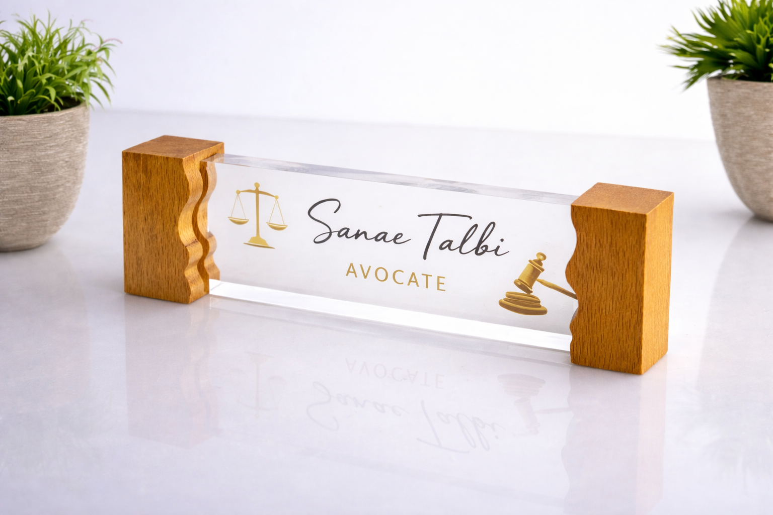 Plaque de bureau personnalisée en bois et acrylique — Sanae Talbi Avocate